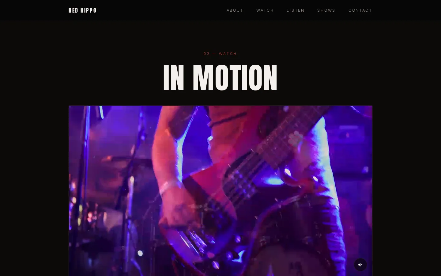 Red Hippo — 'In Motion' — een loopende promovideo brengt het podium de pagina op.